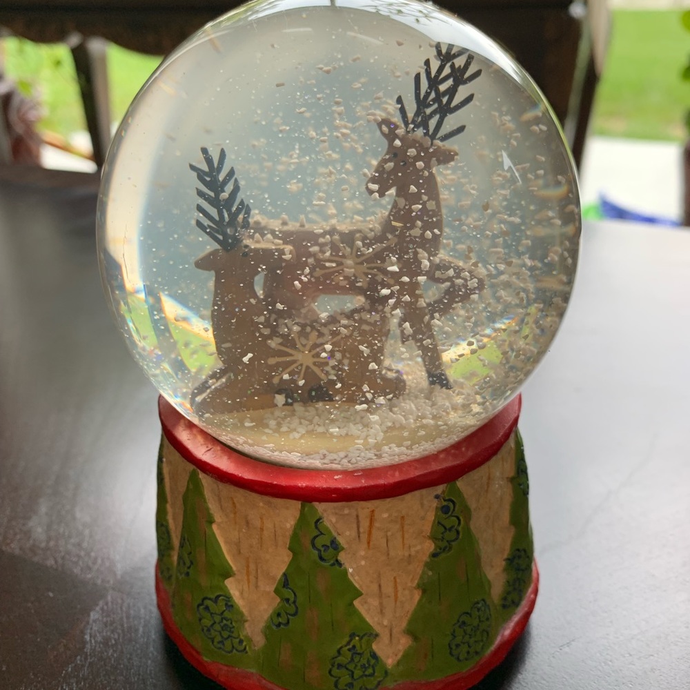 Reindeer snowglobe